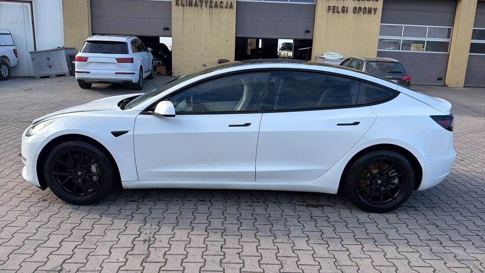 Tesla 3 rok 2021 niski przebieg 50 tys km
