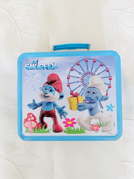 Caixa metálica colecionável dos Smurfs, datada de 2013. Apresenta um d