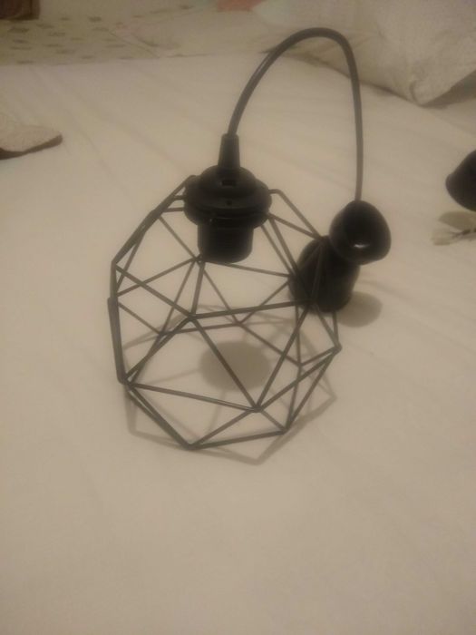 Candeeiros decorativos com lâmpadas.