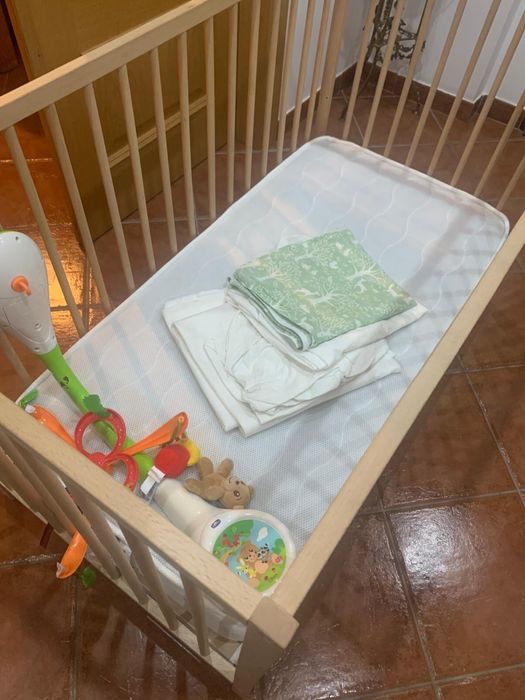 Berço de madeira completo + colchão + roupa de cama + móbil Chicco