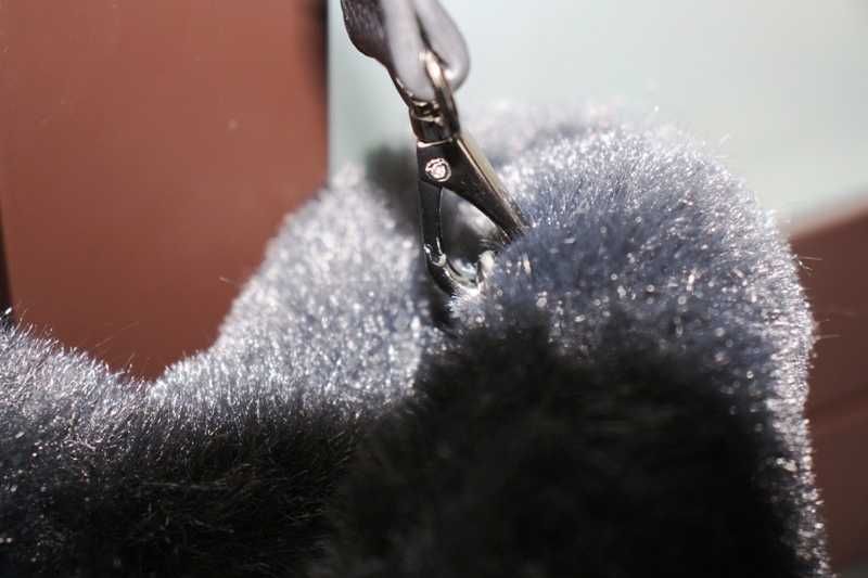 Saco preto com pele por fora e pelo por dentro Marca Italiana