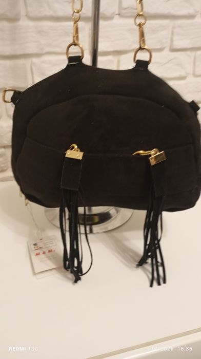 Torebka zamszowa damska kolor czarny pasek regulowany