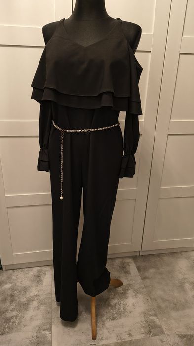 Czarny kombinezon Zaquad z falbaną M