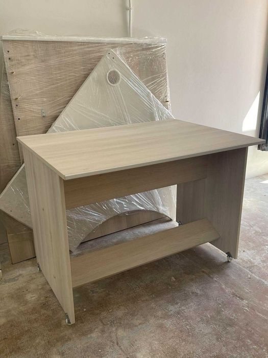Mesa de madeira para quarto da criança