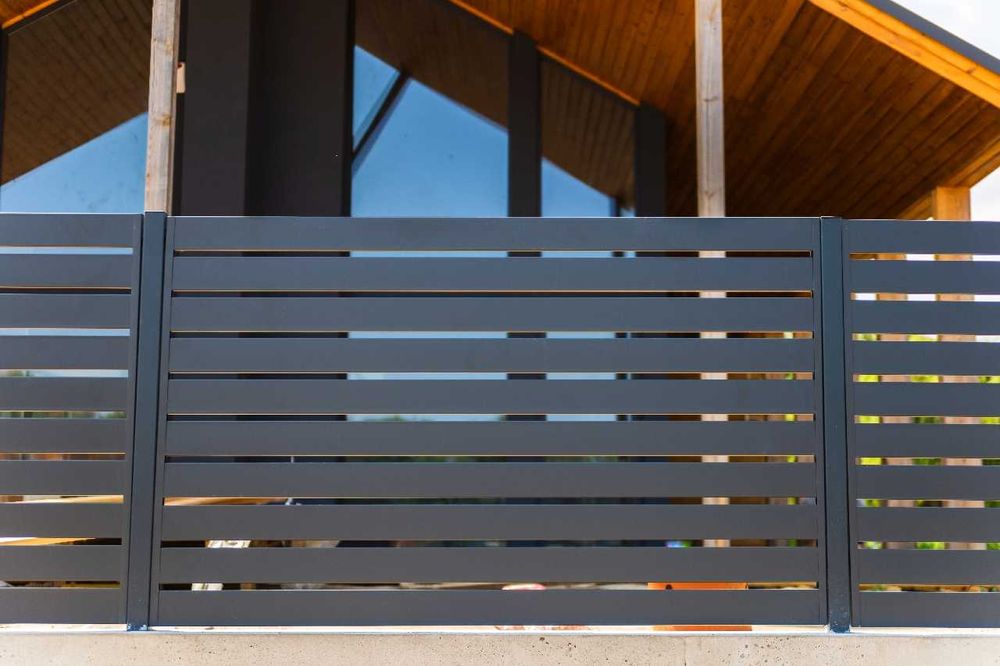 ogrodzenie grzebieniowe wystające z ziemi, palisadowe, pionowe