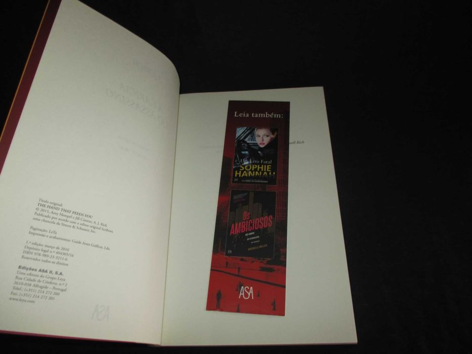 Livro A Carícia do Assassino A. J. Rich