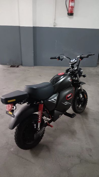 Moto elétrica com 2000 wats e chega a 55 km/h