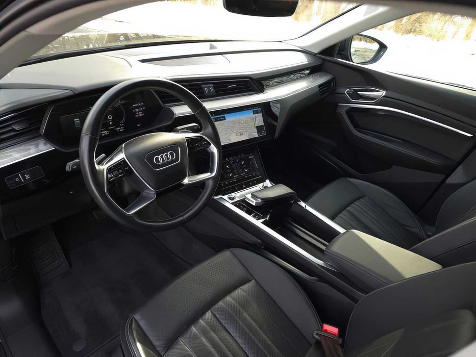 Audi Q8 e-tron      2024