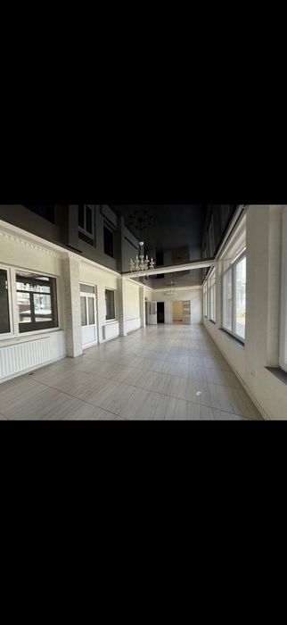 Здається круте велике приміщення в центрі