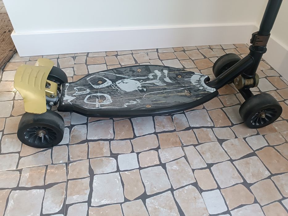 Trotinete/Skate freestyle Oxelo
Como novatr
Indicada para uma utilizaç