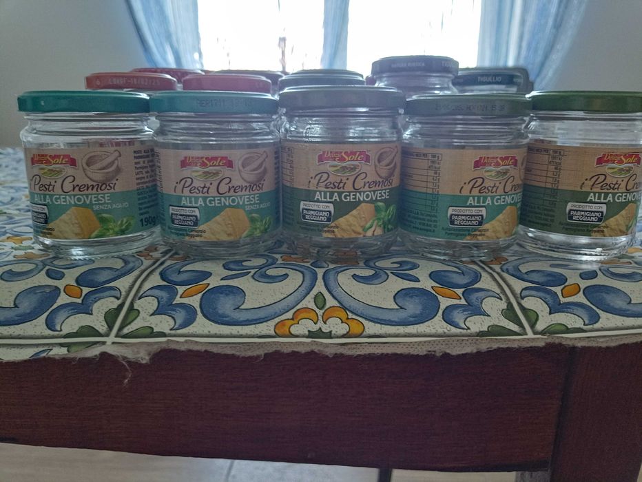 БАНОЧКА З КРИШКОЮ НА РІЗЬБІ- 10 грн.1шт.  190г. Б.У. (ЧИСТА)