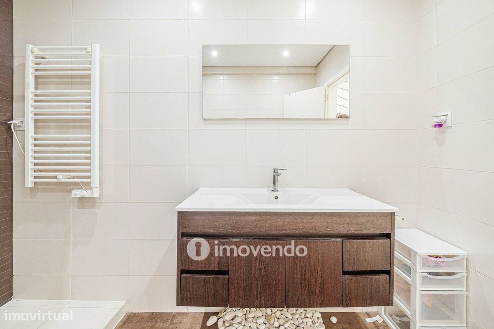 Apartamento T2 luminoso, totalmente remodelado, em Corroios