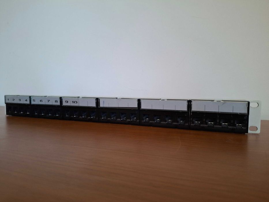 Switch Netgear 24 portas + Patch Panel Legrand