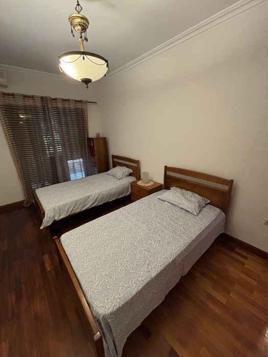 Camas de solteiro em madeira maciça