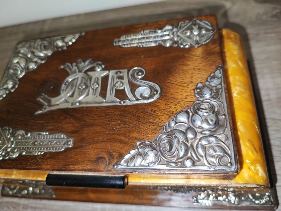 Caixa para jóias com vários detalhes em Prata