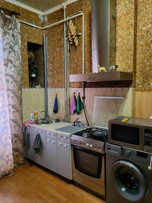 Продам 5-ком квартиру 170 м2, ул. Дмитриевская, 2 этаж, жилое сост, можно под офис)