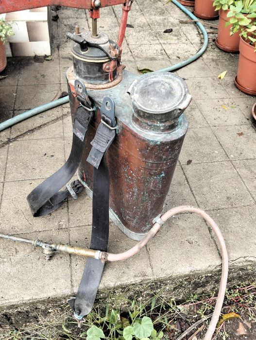 Bombo de sulfatar antigo avariado