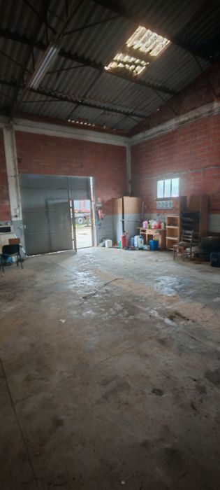 Arrenda se armazém 200m2