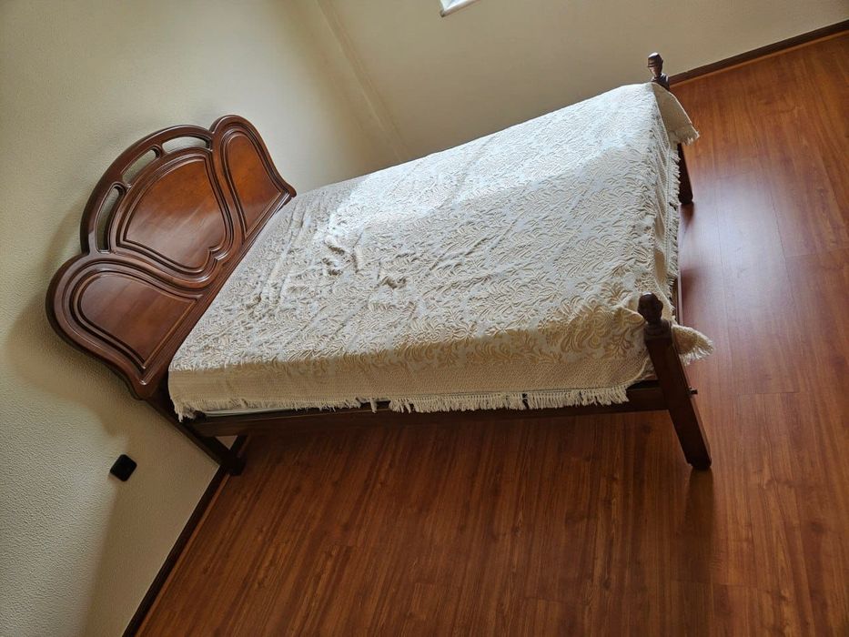 Cama casal em mogno