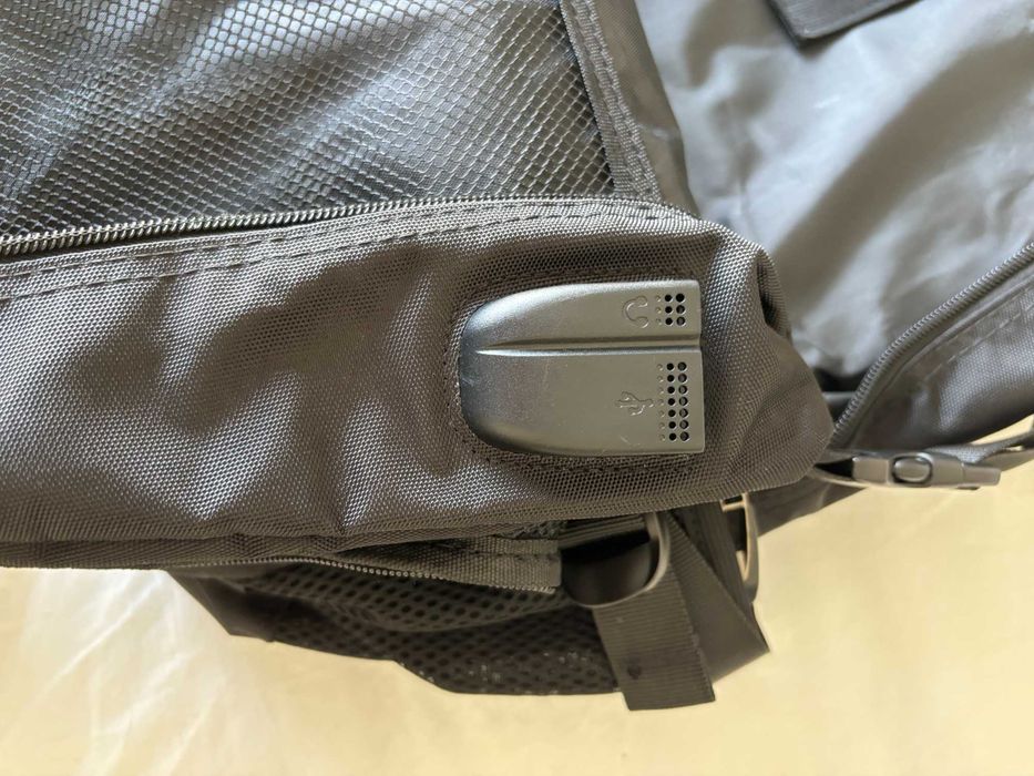 Mochila de viagem grande com USB, compartimento para portátil e para calçado