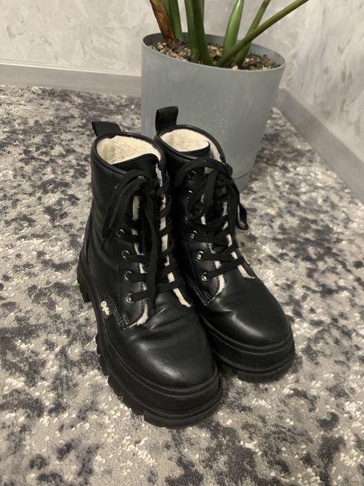 Зимові стильні черевики на високій підошві