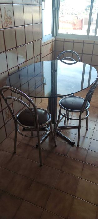 Vendo mesa de cozinha em vidro e 3 cadeiras