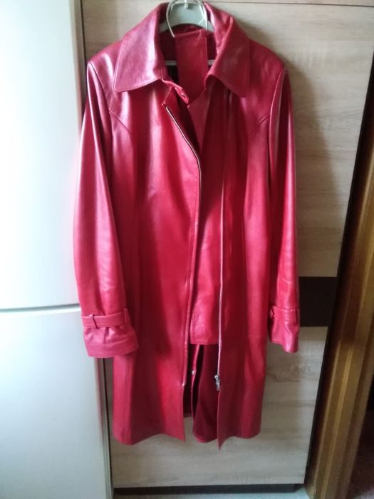 Женское кожанное пальто.