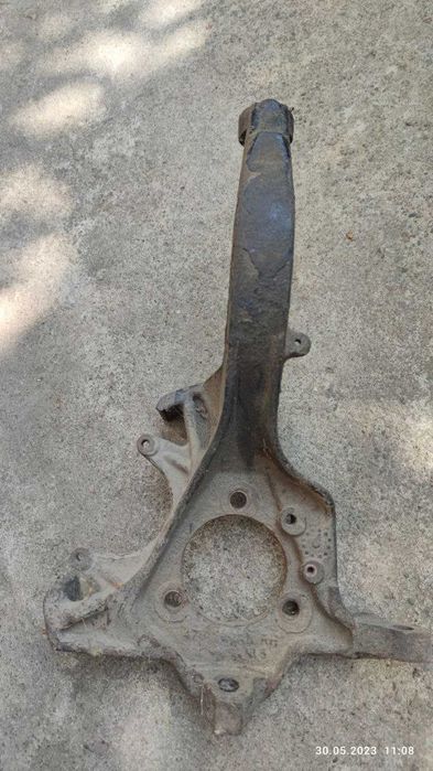 Цапфа передня права до Dodge Stratus 2000р.