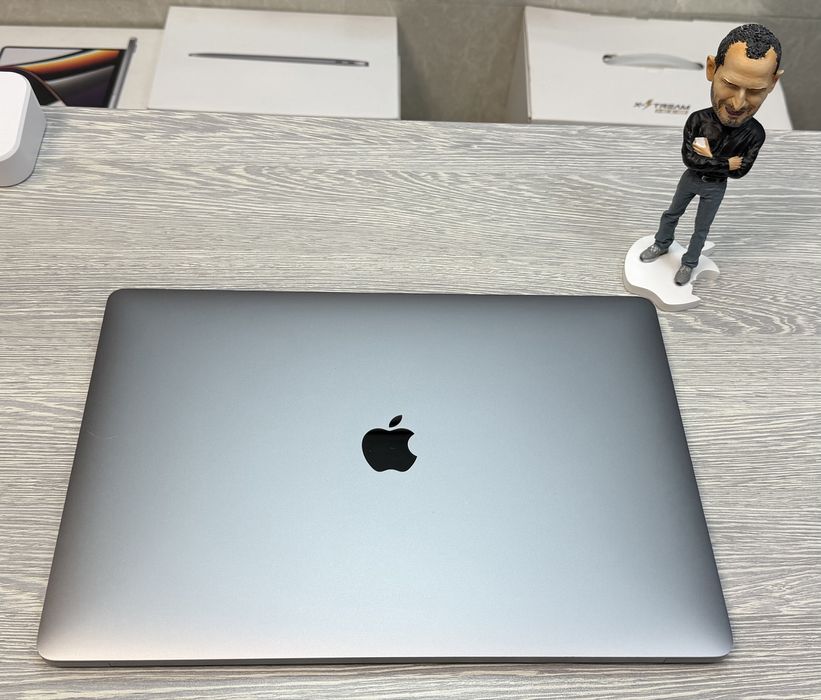 MacBook Pro 15  i7 / RAM 16 / SSD 256 GB / Grey / 2018 / Pro 555X