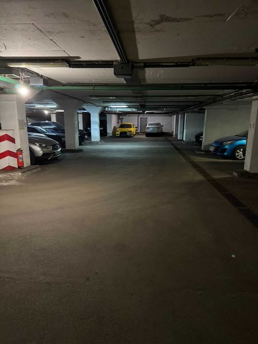 Продаються 2 паркомісця + підсобка,м. Берестейська