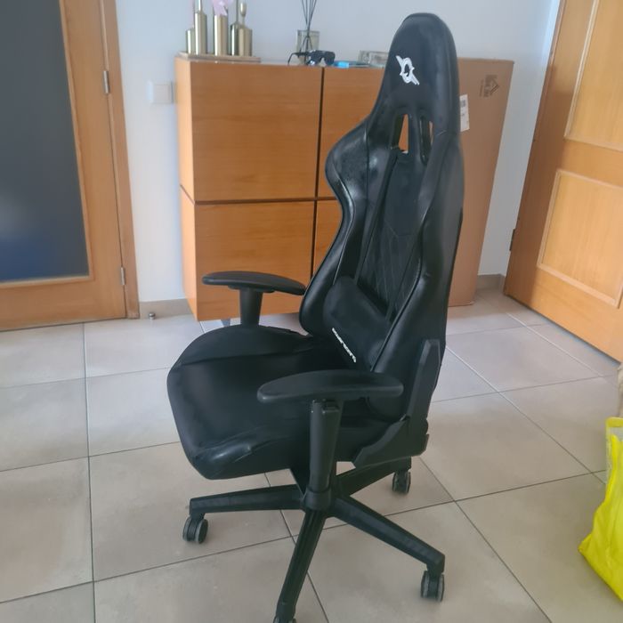 Cadeira secretária,  preta