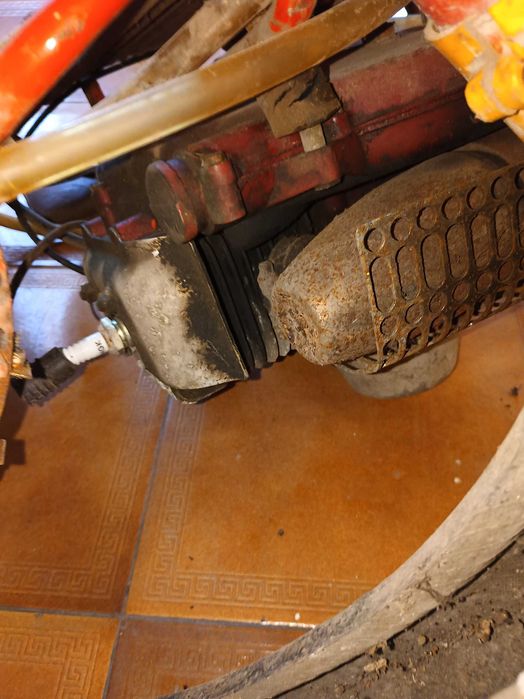 Maquina de sulfatar com motor de combustao