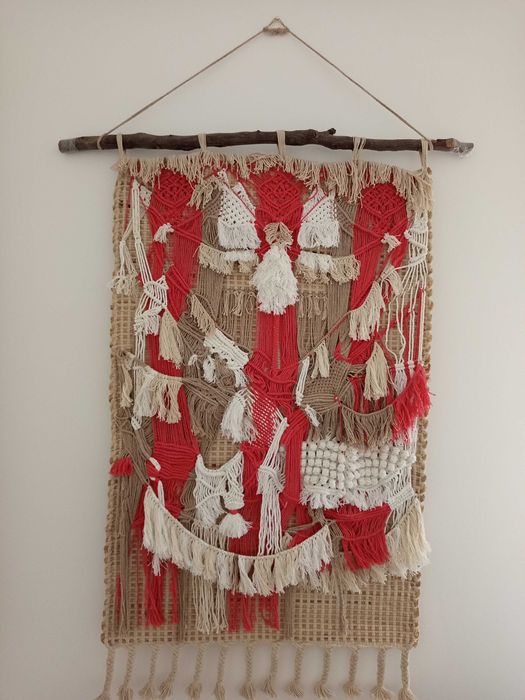 Painel decorativo em linha de macramé sobre tecido
