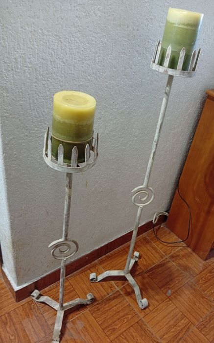 Castiçais de chão em ferro forjado . Inclui velas