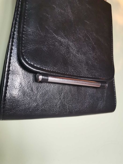 Czarna torebka trapezowa na ramię