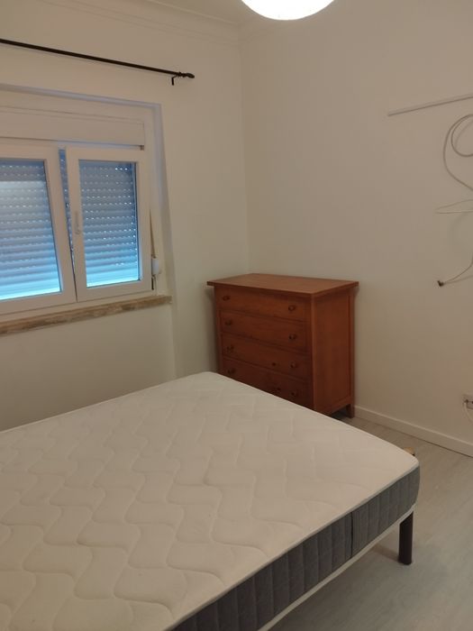 Alugo quarto com suíte
