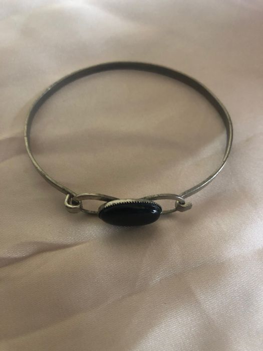 Pulseira fina com pedra preta. Muito fina