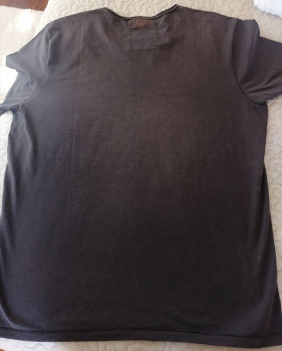 T-shirt da Pepe Jeans em cor castanha e com estampado à frente