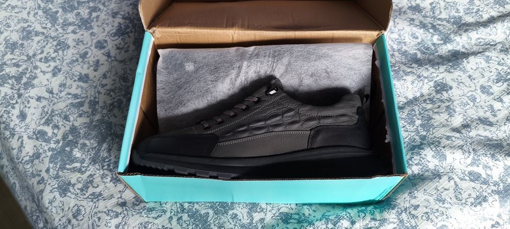 Спортивная обувь , кроссовки демисезонные .