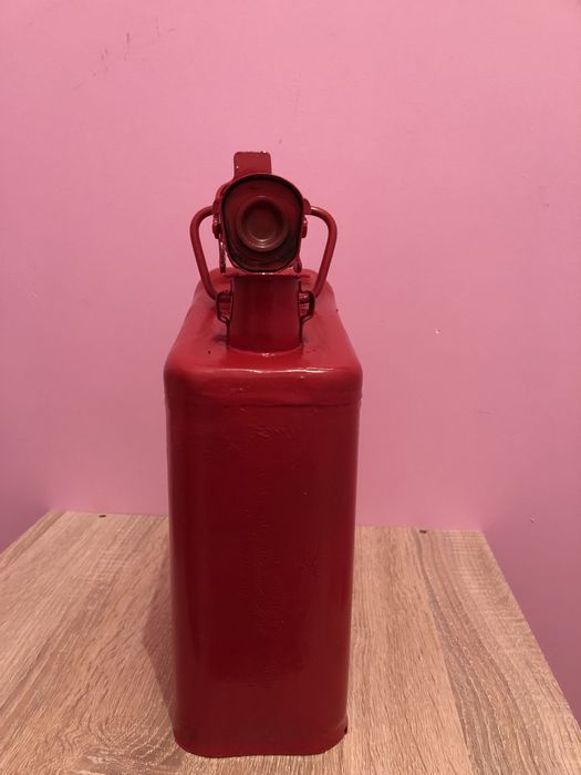 Канистра металлическая обьемом 5 литров для бензина/дизельного топлива