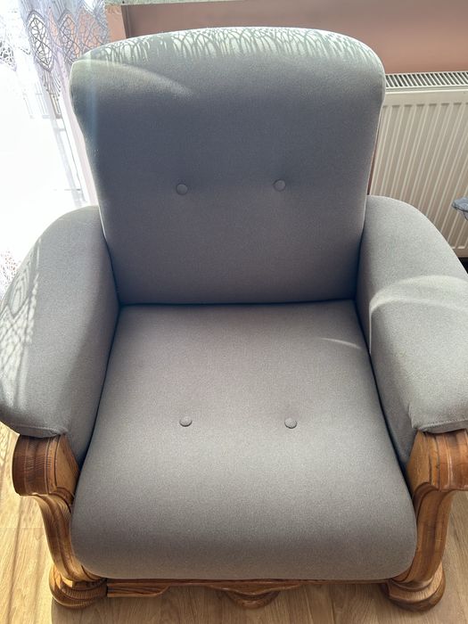 Duzy, masywny fotel.