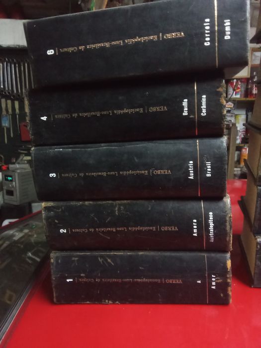 Catorze  volumes da Enciclopédia Verbo  . Primeira edição 1