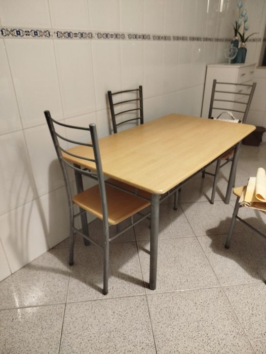 Mesa com 4 cadeiras