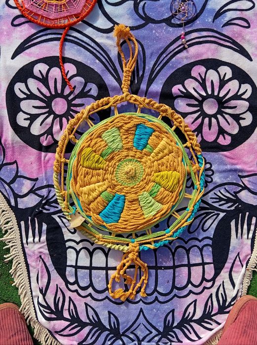 Apanha-sonhos artesanal em macramé – peça decorativa boho