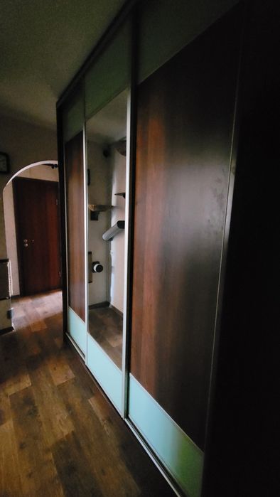 Шкаф купе 190×60×258 тёмный орех, зеркало, белое стекло