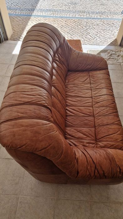 Sofá de couro tom de Cerejeira de 3 lugares.