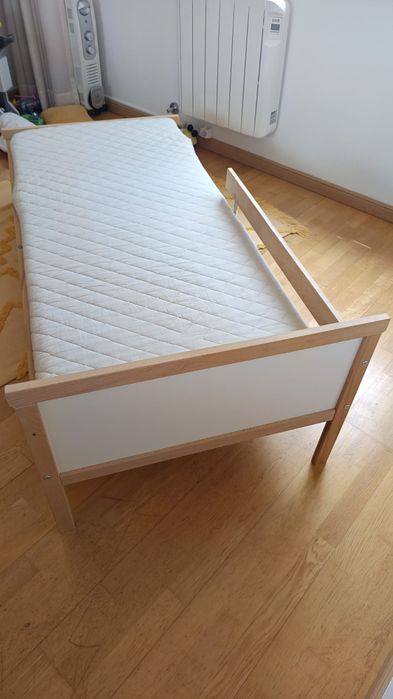 Cama de criança com colchão e com resguardo
