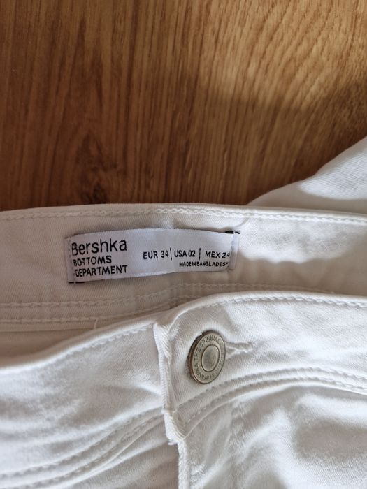 Białe spodnie rurki jeansy Bershka