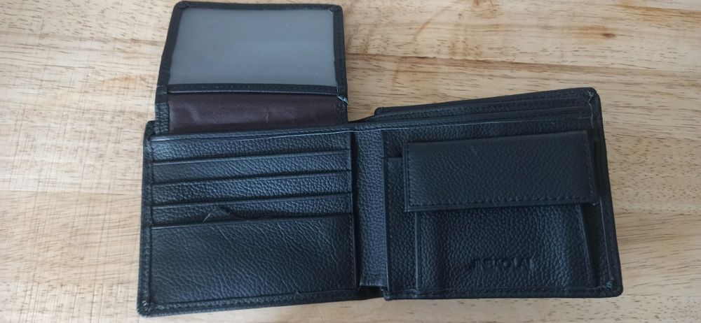 Carteira em pele preta