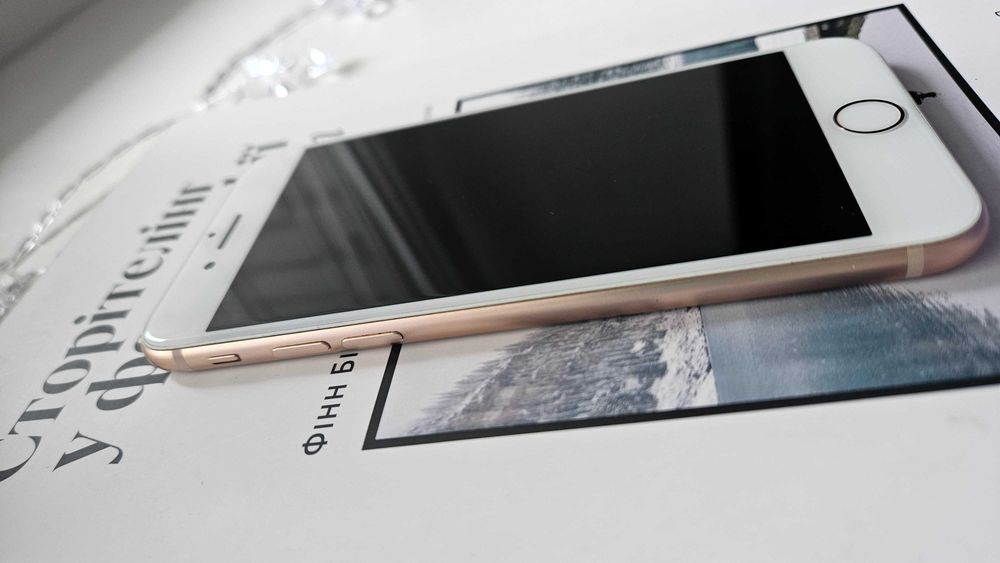 Телефон iPhone 8